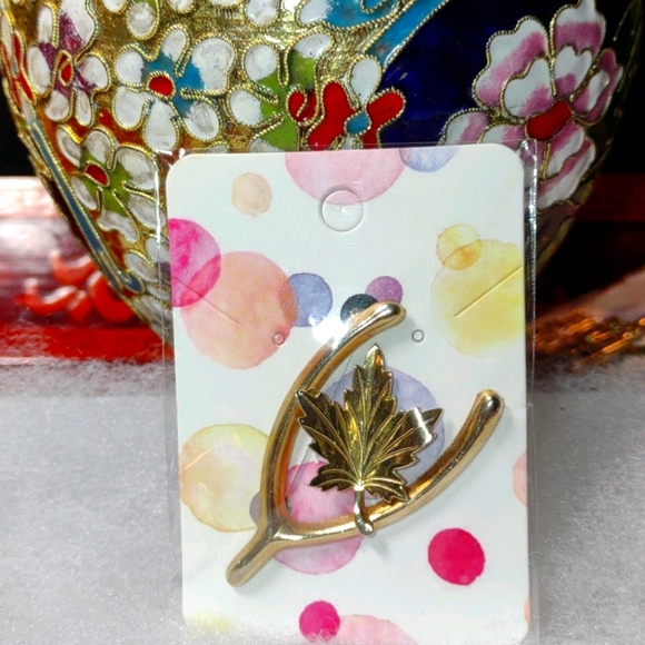 Beautiful golden wishbone with leaf in the middle - Picture 1 of 1